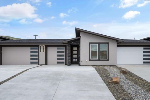 Photo of 1106 Fairhaven Loop #33, Richland, WA 99352 (MLS # 291532)
