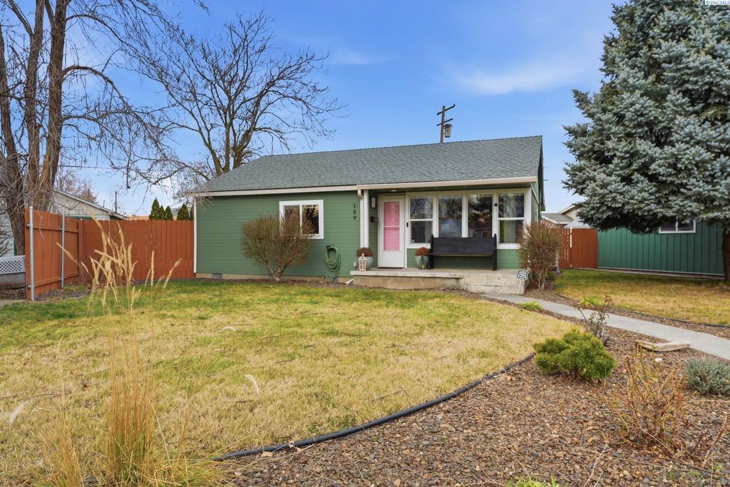 Photo of 709 Willard Ave, Richland, WA 99352 (MLS # 289777)