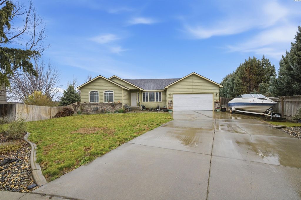 Photo of 5000 Milky Way, West Richland, WA 99353 (MLS # 290961)