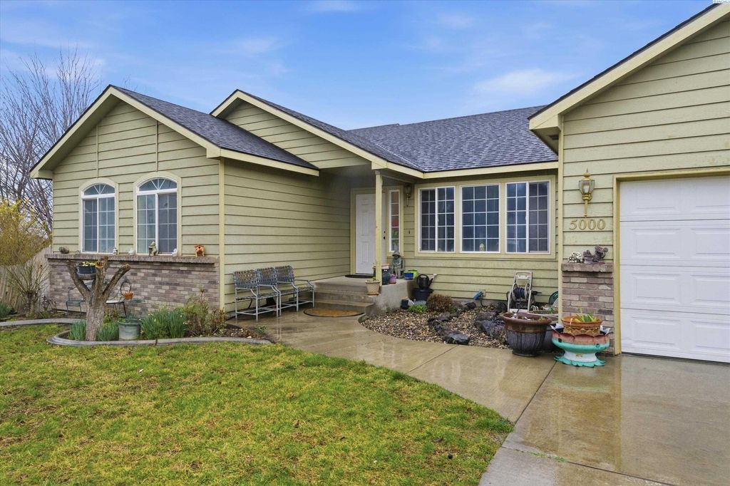 Photo of 5000 Milky Way, West Richland, WA 99353 (MLS # 290961)