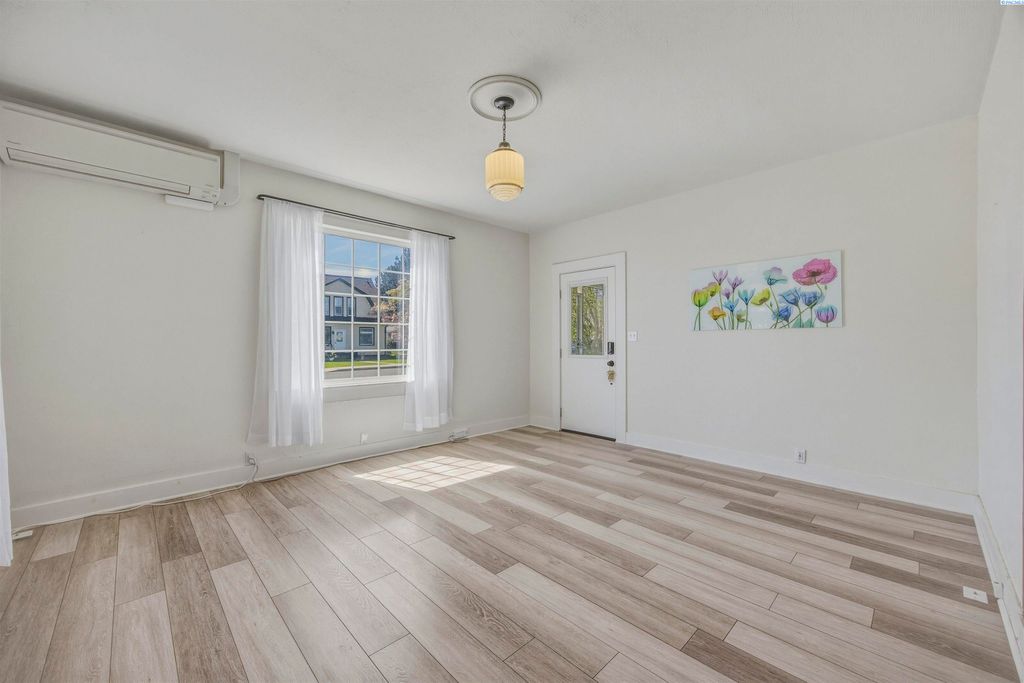 Photo of 25 E 3rd Ave, Kennewick, WA 99336 (MLS # 292586)