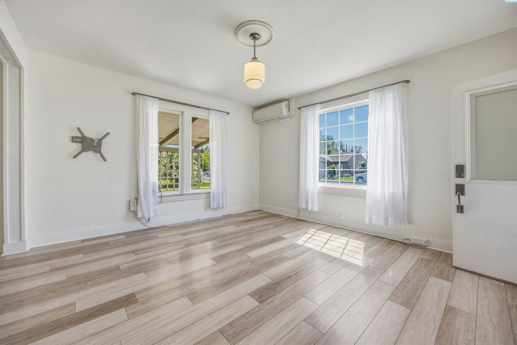 Photo of 25 E 3rd Ave, Kennewick, WA 99336 (MLS # 292586)