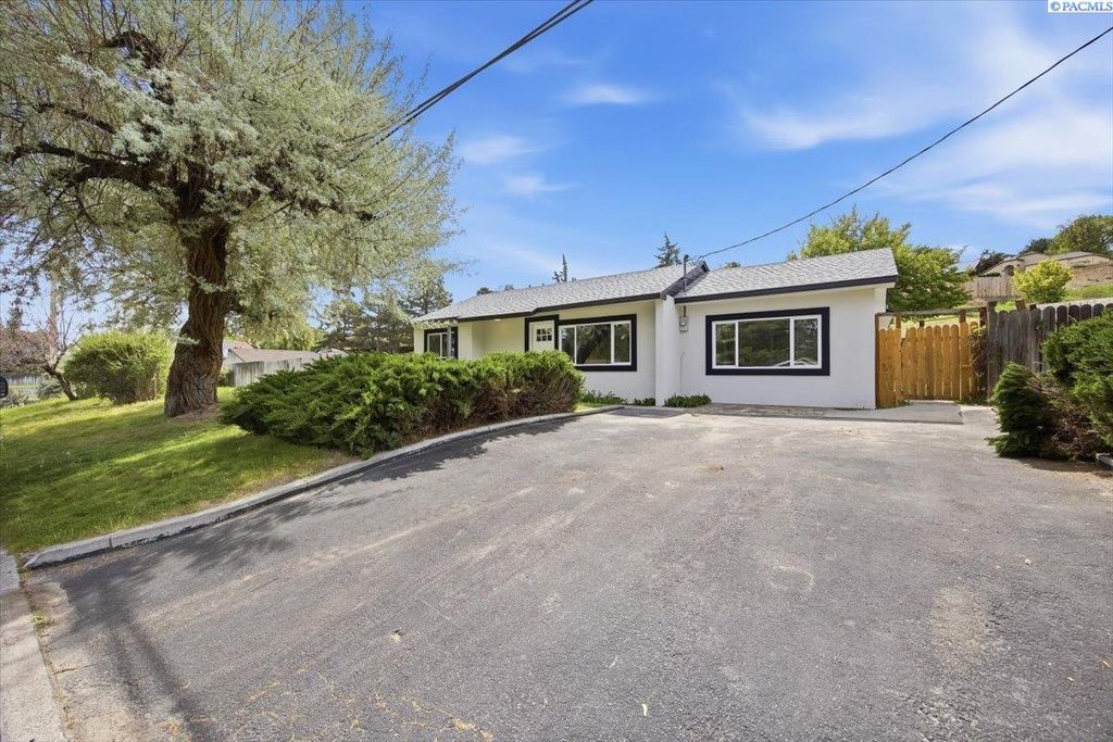 Photo of 4379 Ironton Dr, West Richland, WA 99353 (MLS # 292539)