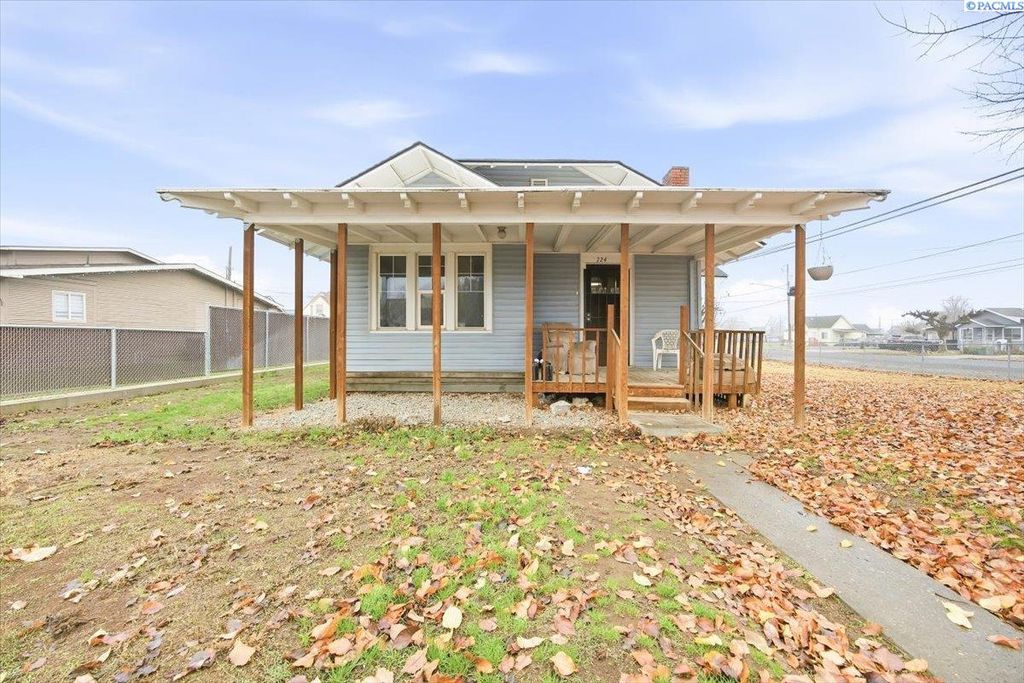 Photo of 724 S 8th St, Sunnyside, WA 98944 (MLS # 289315)