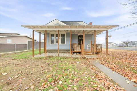 Photo of 724 S 8th St, Sunnyside, WA 98944 (MLS # 289315)