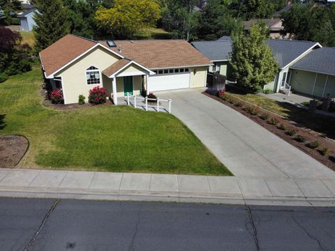 Photo of 1135 SE Sandalwood DR, Pullman, WA 99163 (MLS # 294106)