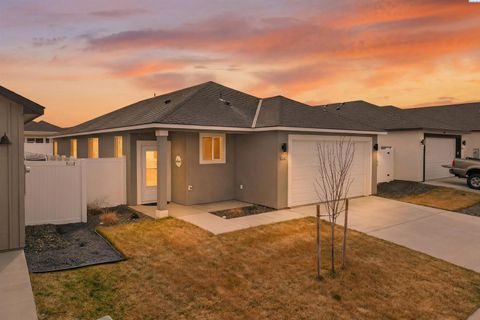 Photo of 3663 Stardust St, Richland, WA 99352 (MLS # 290978)