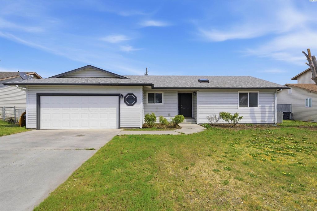 Photo of 725 NW Sunburst Ct, Moses Lake, WA 98837 (MLS # 292321)