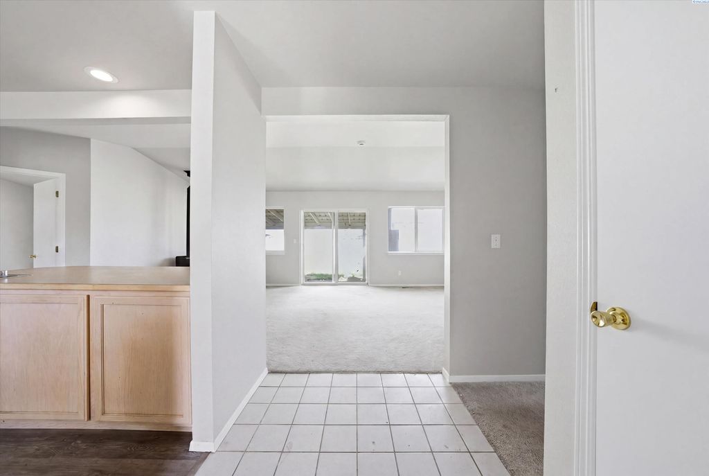 Photo of 725 NW Sunburst Ct, Moses Lake, WA 98837 (MLS # 292321)