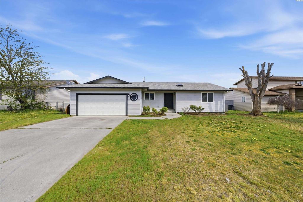 Photo of 725 NW Sunburst Ct, Moses Lake, WA 98837 (MLS # 292321)
