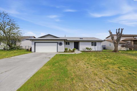 Photo of 725 NW Sunburst Ct, Moses Lake, WA 98837 (MLS # 292321)