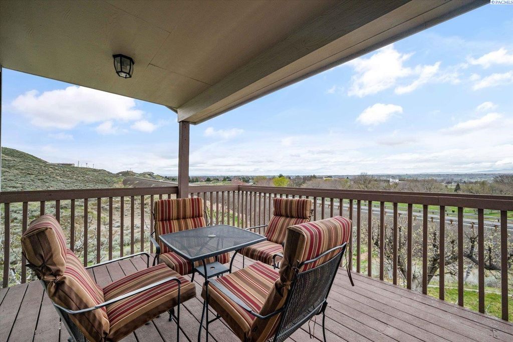 Photo of 1937 Mountain View Drive, Prosser, WA 99350 (MLS # 289634)