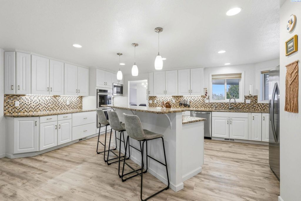 Photo of 4700 Collins Rd, West Richland, WA 99353 (MLS # 290986)