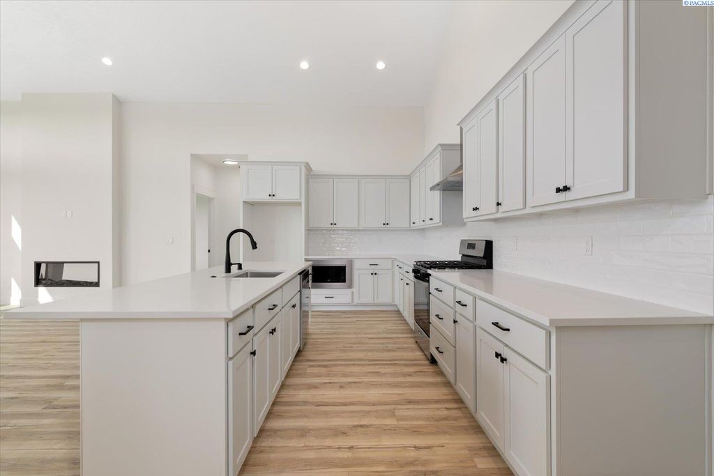 Photo of 6661 W 27th Ave, Kennewick, WA 99338 (MLS # 289095)