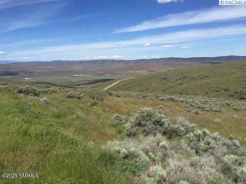 Photo of NKA Roza Hill Dr N Of, Yakima, WA 98901 (MLS # 289703)
