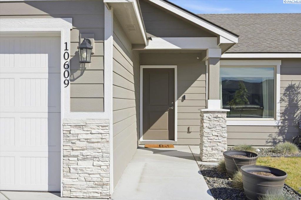 Photo of 10609 Silverbright Dr, Pasco, WA 99301 (MLS # 291932)
