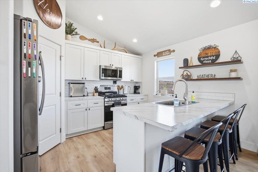 Photo of 10609 Silverbright Dr, Pasco, WA 99301 (MLS # 291932)