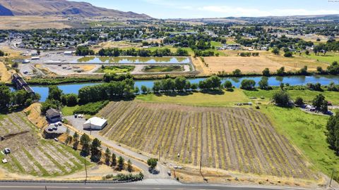 Photo of 38906 N Demoss Rd, Benton City, WA 99320 (MLS # 294328)