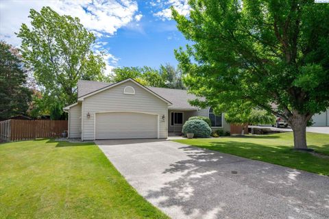Photo of 1794 Valmore Pl, Richland, WA 99352 (MLS # 293615)
