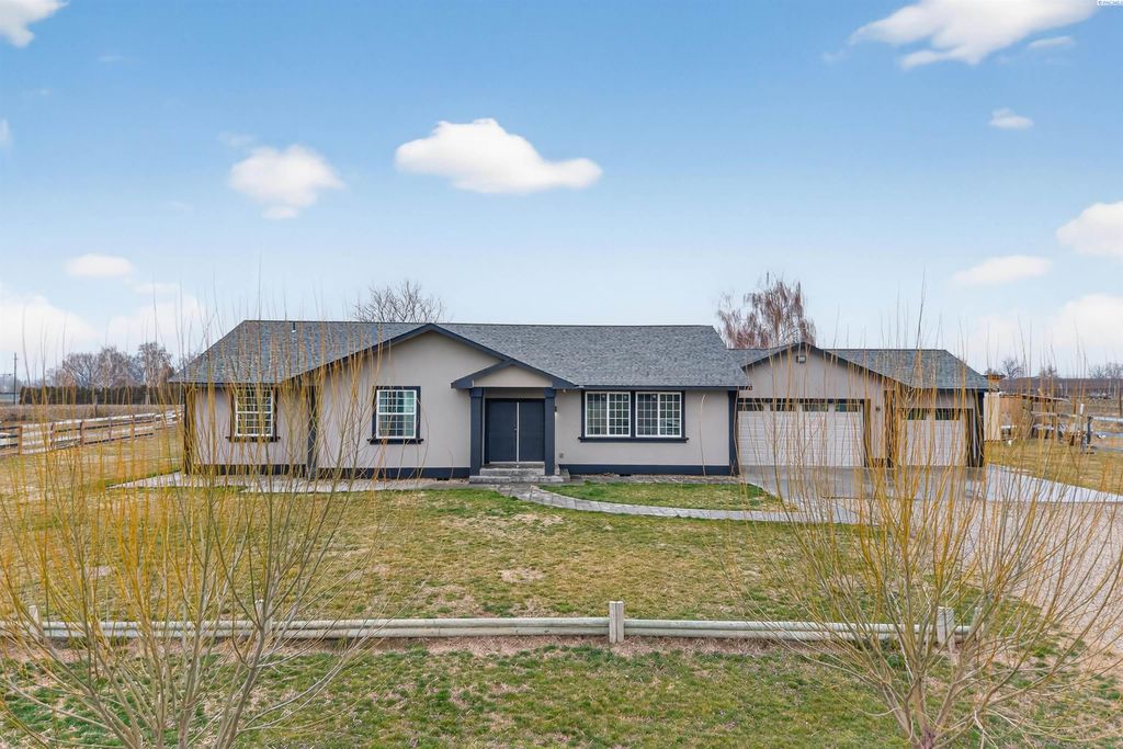 Photo of 2135 Ray Road, Sunnyside, WA 98944 (MLS # 290451)