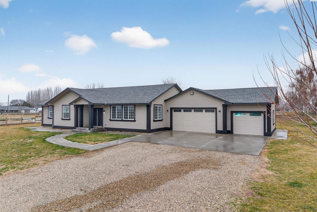 Photo of 2135 Ray Road, Sunnyside, WA 98944 (MLS # 290451)