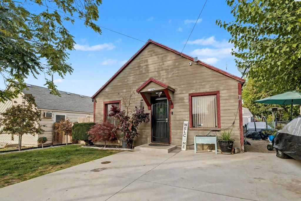 Photo of 1106 Kearney Ave, Sunnyside, WA 98944 (MLS # 292047)