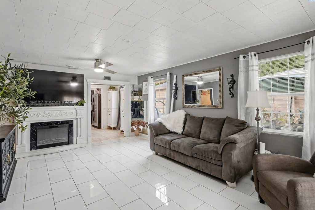 Photo of 1106 Kearney Ave, Sunnyside, WA 98944 (MLS # 292047)