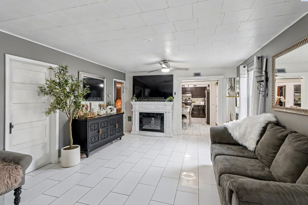 Photo of 1106 Kearney Ave, Sunnyside, WA 98944 (MLS # 292047)