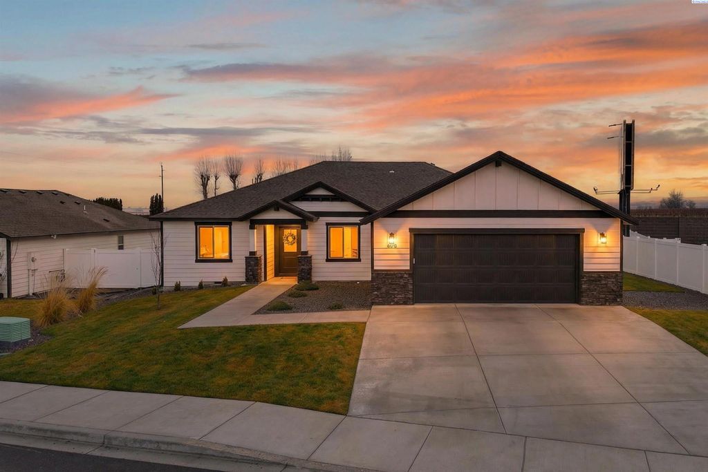 Photo of 800 Vineyard St, Grandview, WA 98930 (MLS # 290228)