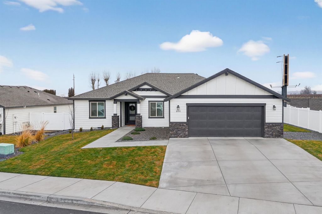 Photo of 800 Vineyard St, Grandview, WA 98930 (MLS # 290228)