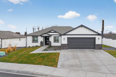 Photo of 800 Vineyard St, Grandview, WA 98930 (MLS # 290228)