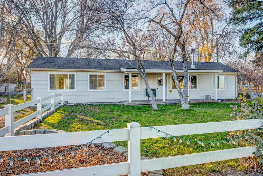 Photo of 59202 N River Road, Benton City, WA 99320 (MLS # 291808)