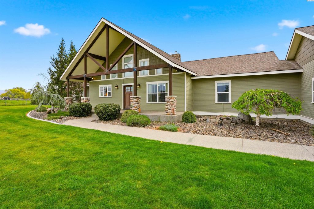 Photo of 230 Albro Rd, Sunnyside, WA 98944 (MLS # 292381)