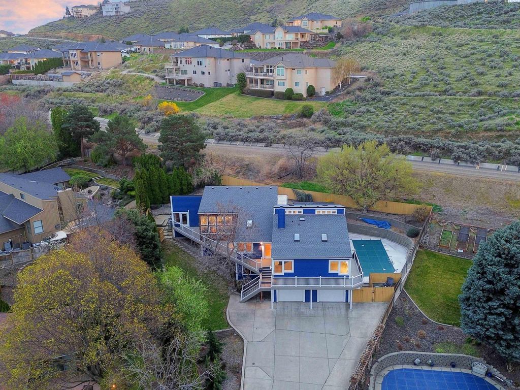 Photo of 245 High Meadows St, Richland, WA 99352 (MLS # 291503)