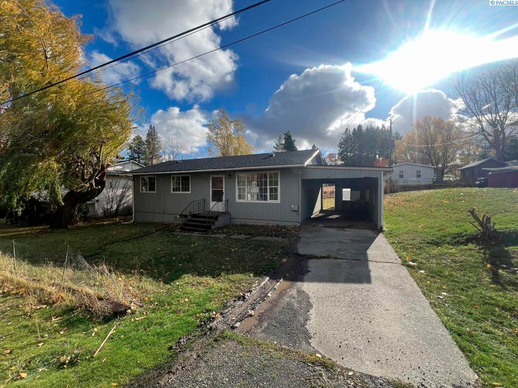 Photo of 905 W Adams Street, Garfield, WA 99130 (MLS # 288756)