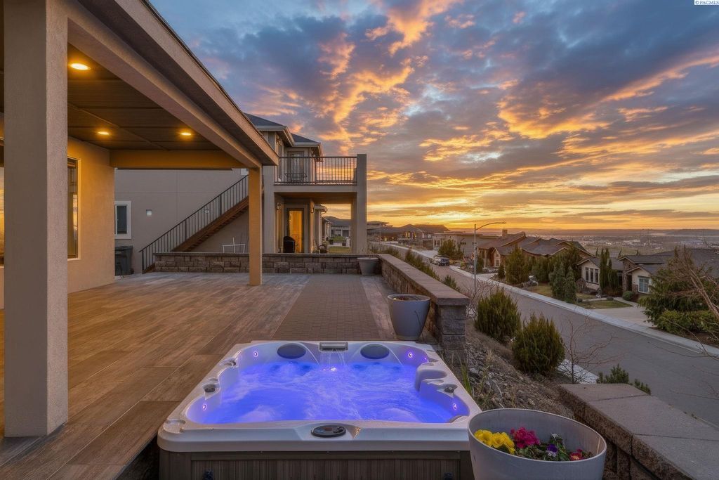 Photo of 2531 Falconcrest Loop, Richland, WA 99352 (MLS # 291412)