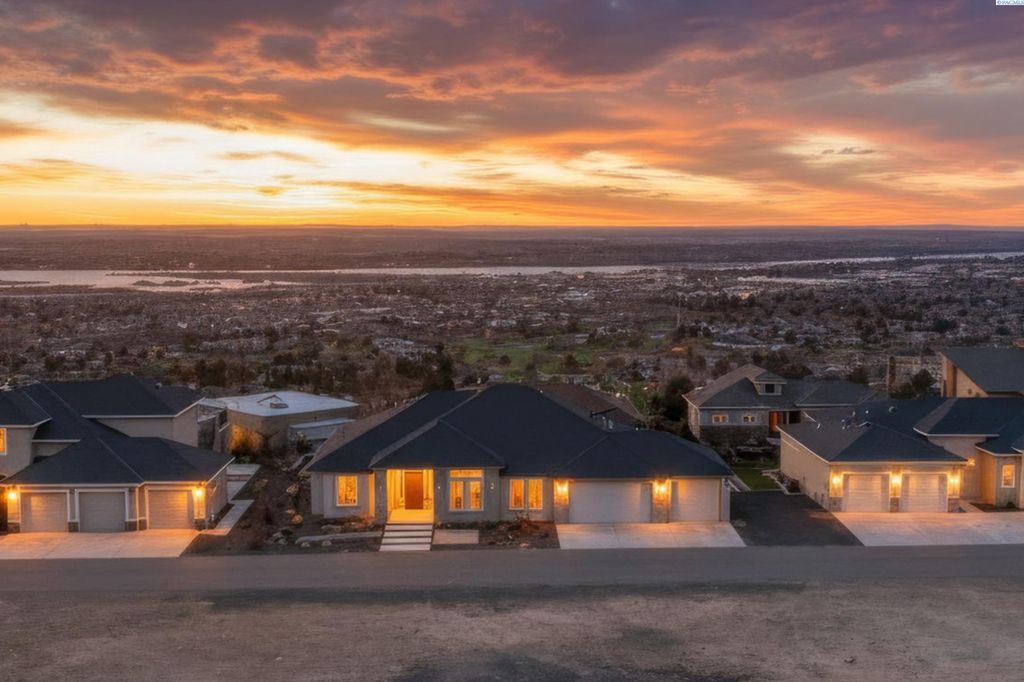 Photo of 2531 Falconcrest Loop, Richland, WA 99352 (MLS # 291412)