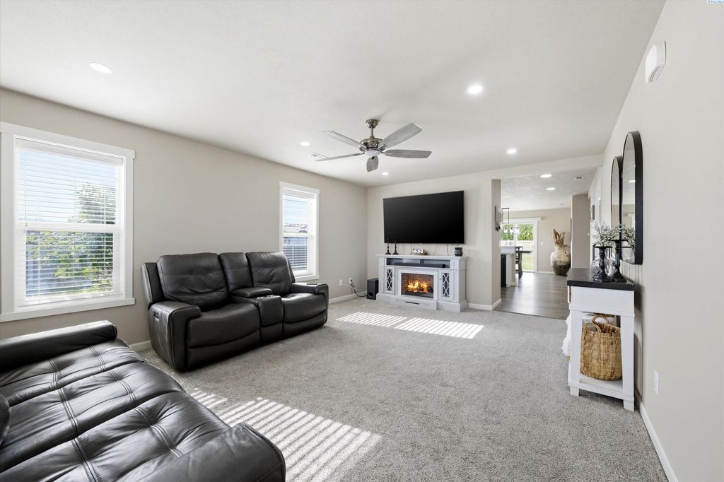 Photo of 5617 Springfield Dr, Pasco, WA 99301 (MLS # 292530)