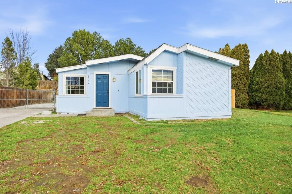 Photo of 8612 W Arrowhead Ave, Kennewick, WA 99336 (MLS # 289771)