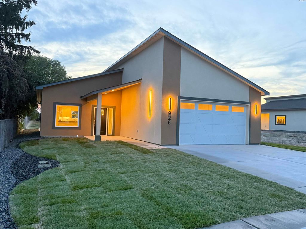 Photo of 926 N 26th Ave, Pasco, WA 99301 (MLS # 289862)