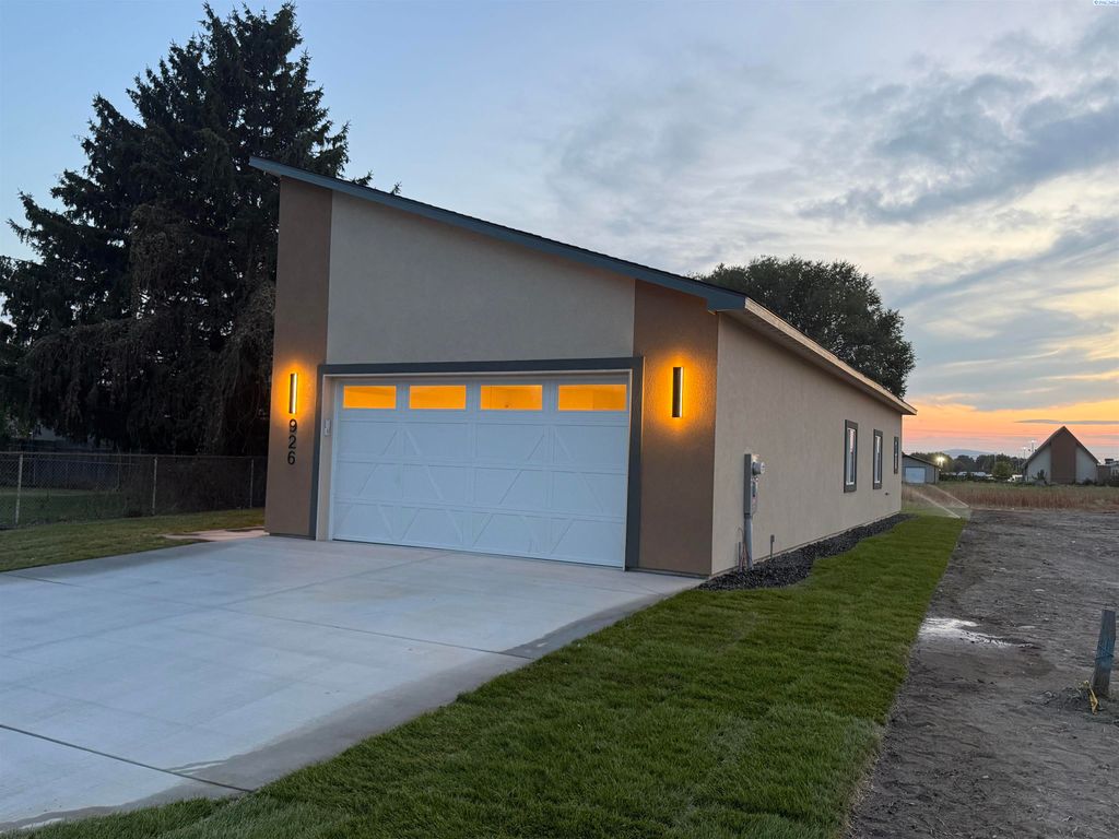 Photo of 926 N 26th Ave, Pasco, WA 99301 (MLS # 289862)