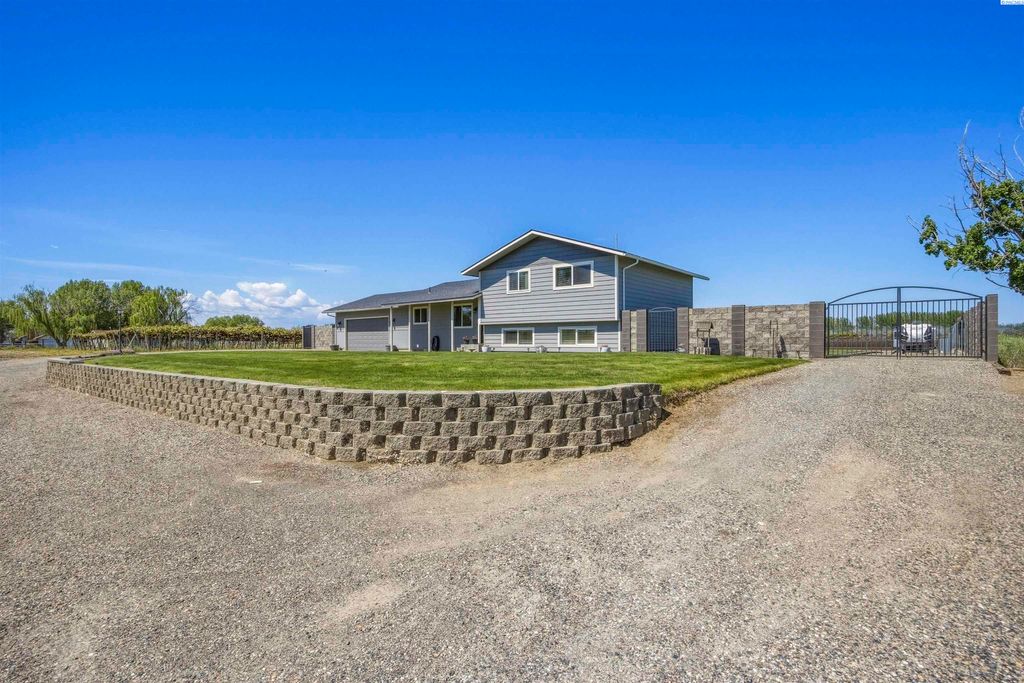 Photo of 3717 W Wernett Road, Pasco, WA 99301 (MLS # 292490)