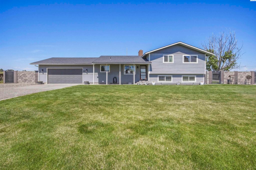 Photo of 3717 W Wernett Road, Pasco, WA 99301 (MLS # 292490)