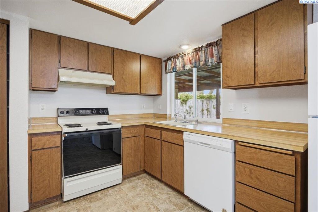 Photo of 3621 W Pearl St, Pasco, WA 99301 (MLS # 292183)