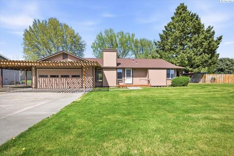 Photo of 3621 W Pearl St, Pasco, WA 99301 (MLS # 292183)