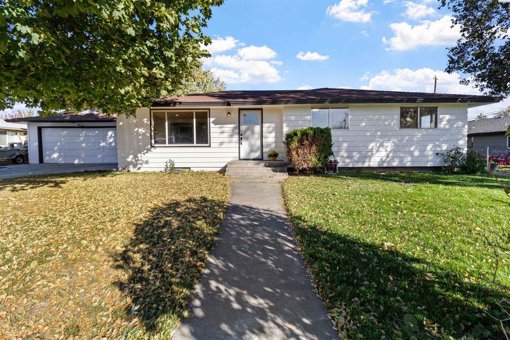 Photo of 1812 W 17th Ave, Kennewick, WA 99337 (MLS # 288398)