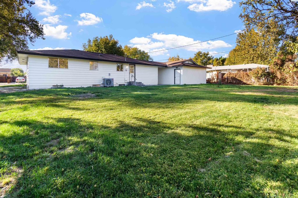Photo of 1812 W 17th Ave, Kennewick, WA 99337 (MLS # 288398)