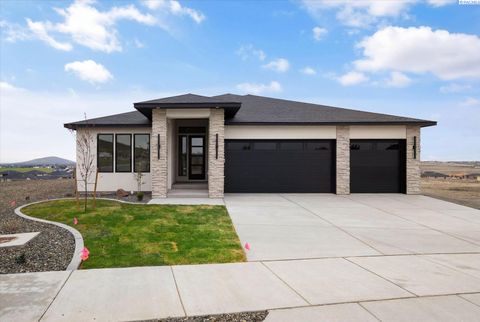 Photo of 3702 Allison Way #197, Richland, WA 99352 (MLS # 291719)