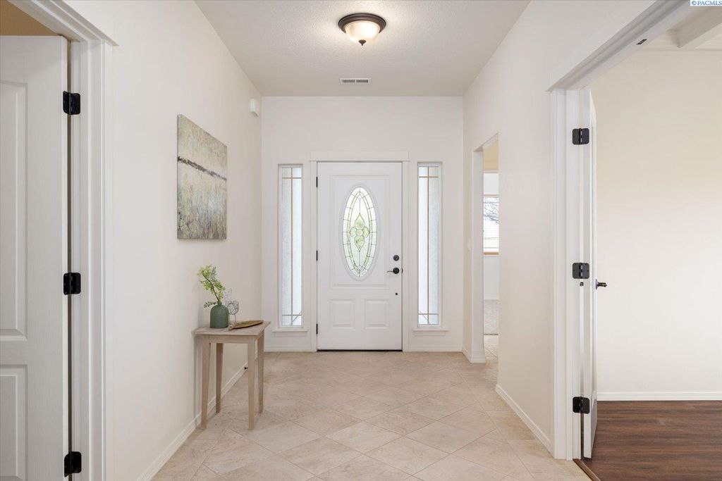 Photo of 2601 Eaglewatch Loop, Richland, WA 99354 (MLS # 290704)