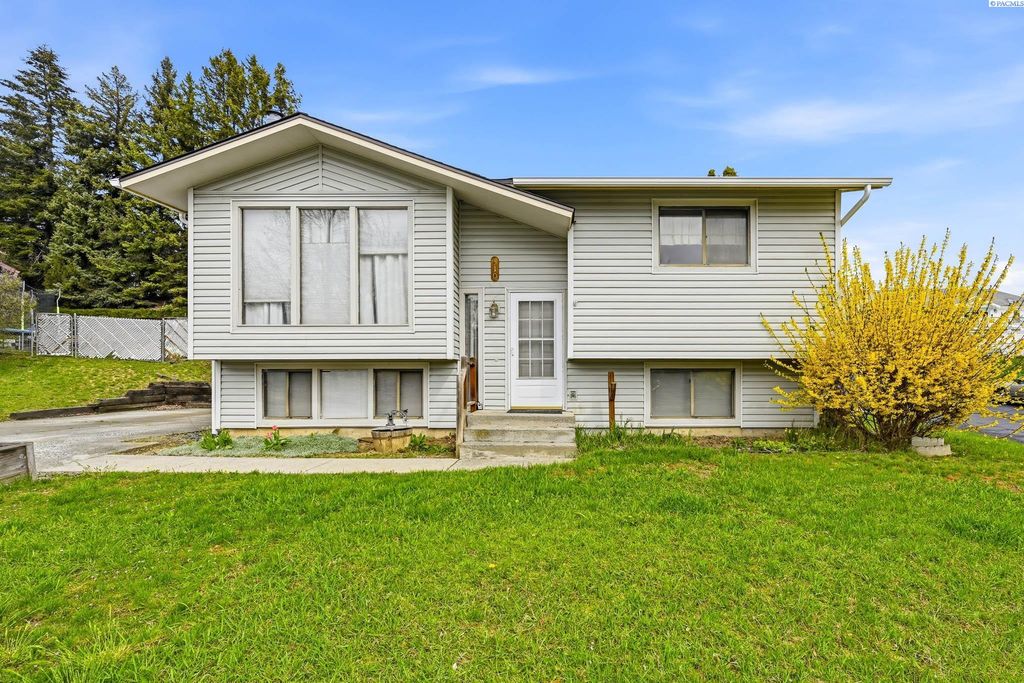 Photo of 310 NW Dillon St, Pullman, WA 99163 (MLS # 292105)